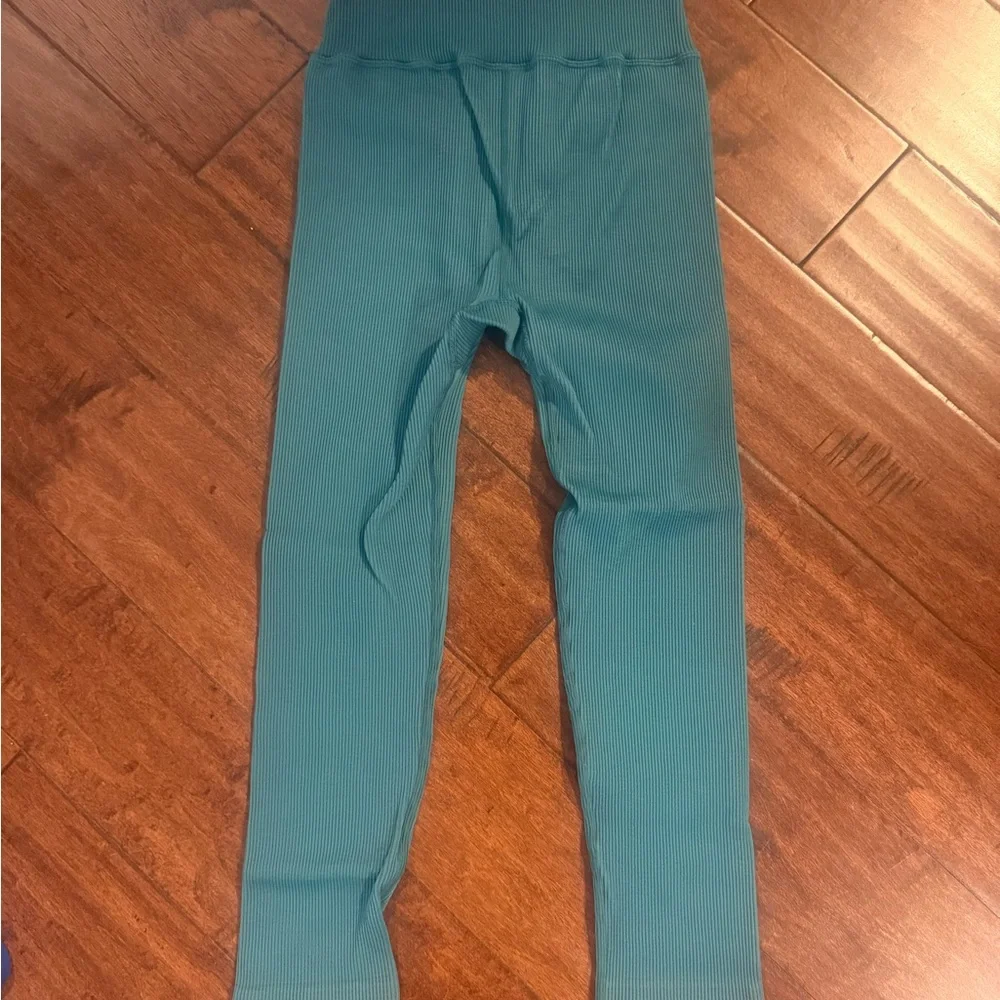 Gap fit Green Leggings - Picture 2 of 2